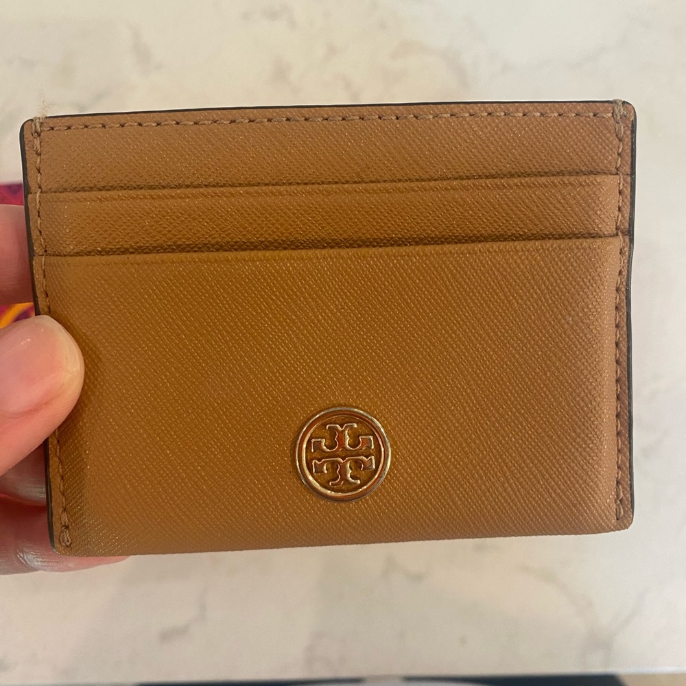 Tory Burch Credit card holder. In really good shape. Few scuffs on corners.